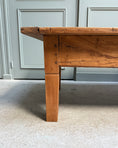 Charger l'image dans la visionneuse de la galerie, Grande table basse vintage en bois massif