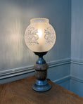 Charger l'image dans la visionneuse de la galerie, Lampe Art Nouveau à globe gravé