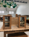 Charger l'image dans la visionneuse de la galerie, Paire de petites vitrines Art Déco en chêne