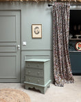 Charger l'image dans la visionneuse de la galerie, Petite commode vintage verte