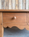 Charger l'image dans la visionneuse de la galerie, Table basse campagne chic en pin