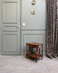 Charger l'image dans la visionneuse de la galerie, Table de chevet vintage en rotin