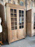 Charger l'image dans la visionneuse de la galerie, Vitrine ancienne en chêne massif