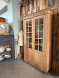 Charger l'image dans la visionneuse de la galerie, Vitrine ancienne en chêne massif