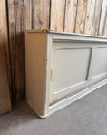 Charger l'image dans la visionneuse de la galerie, Meuble de métier patiné à portes coulissantes