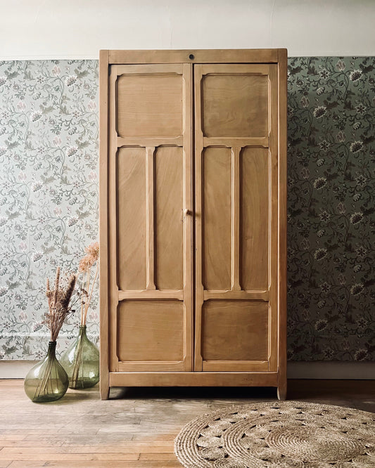 Comment nettoyer une armoire ancienne en bois efficacement