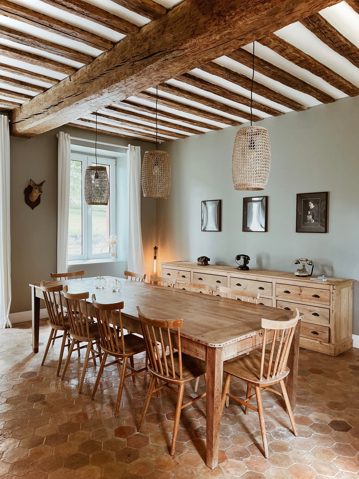 Table de ferme dans une maison à la déco campagne chic