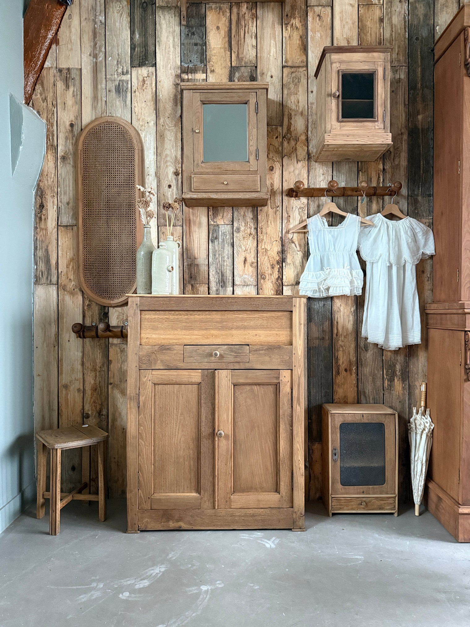 Buffet campagne chic esprit wabi-sabi en bois brut