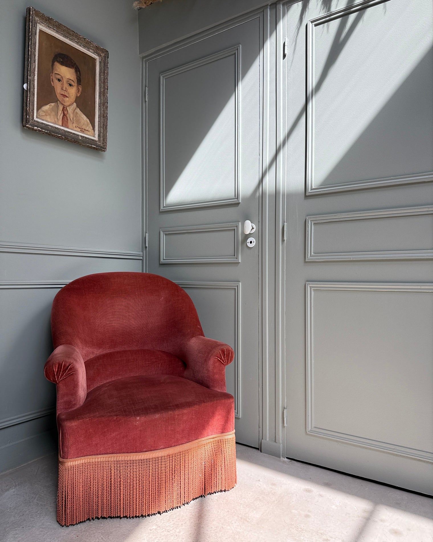 Fauteuil crapaud ancien en velours rose