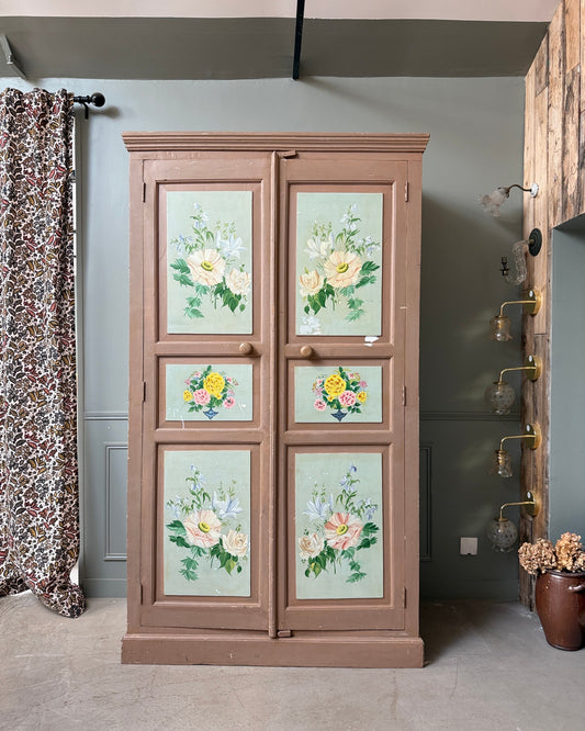 Grande armoire ancienne peinte à décor floral