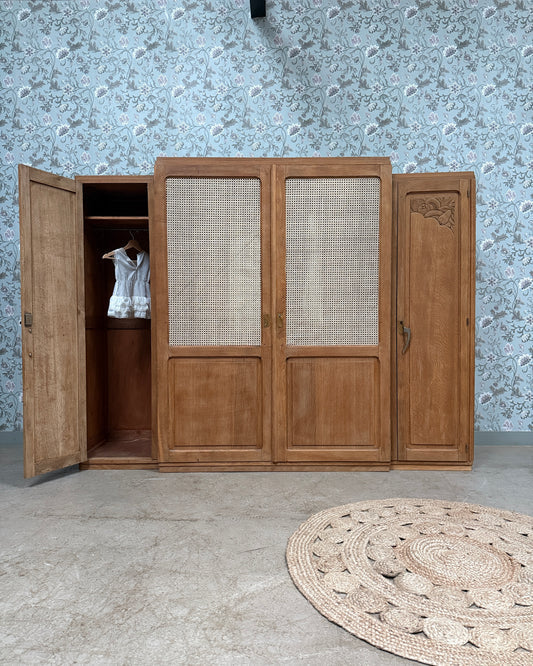 Comment intégrer une armoire art déco dans une chambre moderne
