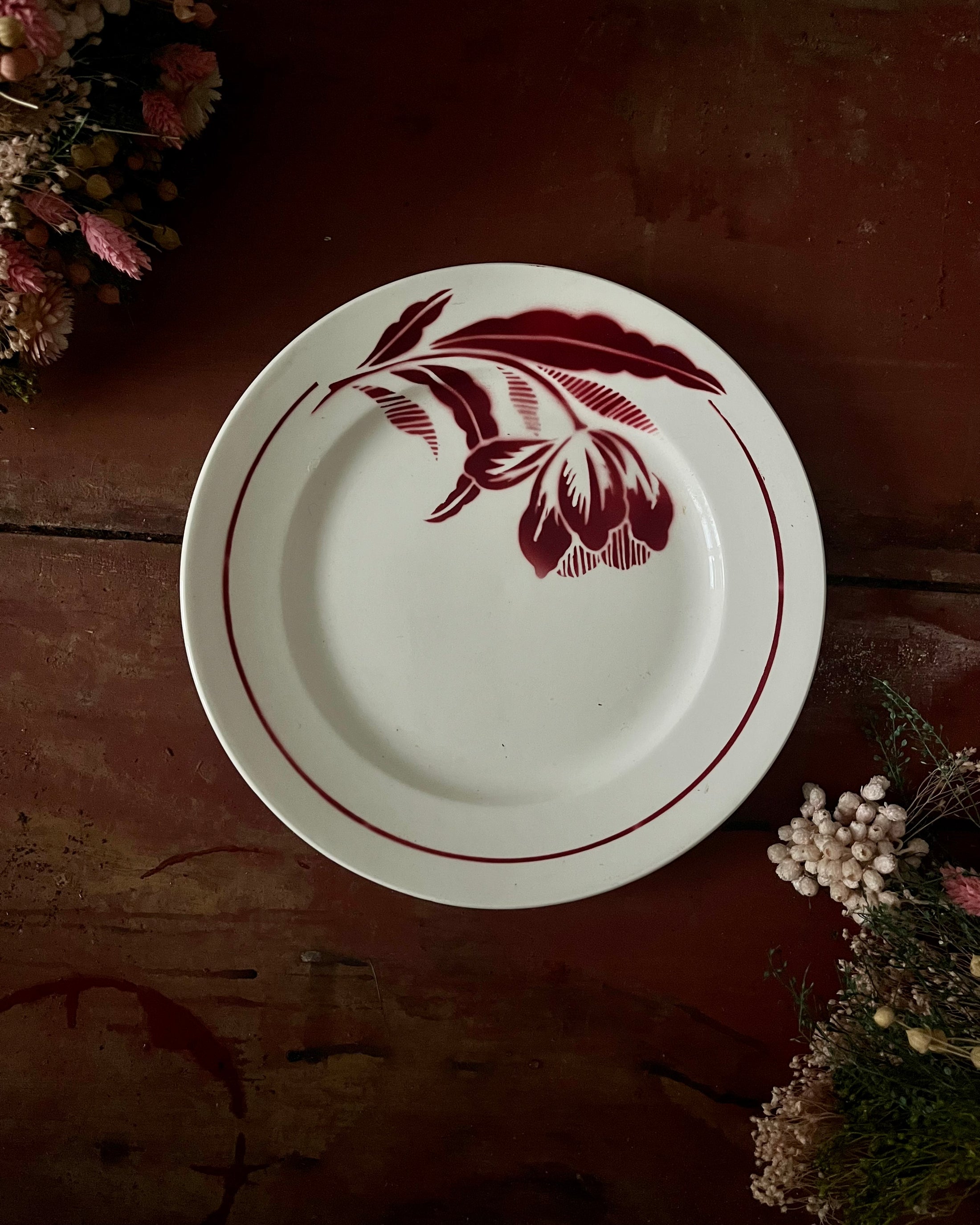Série de 9 assiettes plates terre de fer dépareillées