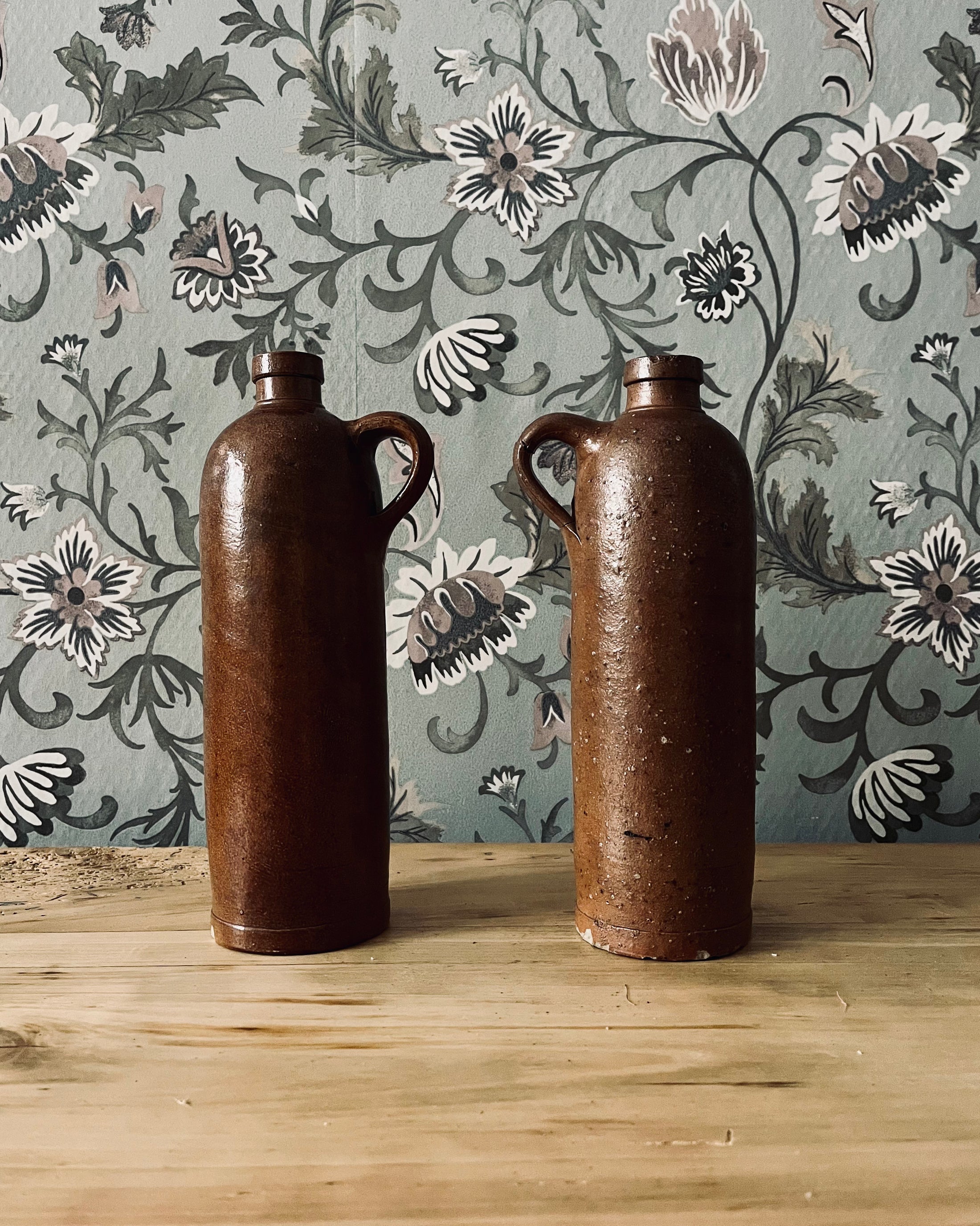 Duo de bouteilles en grès marron