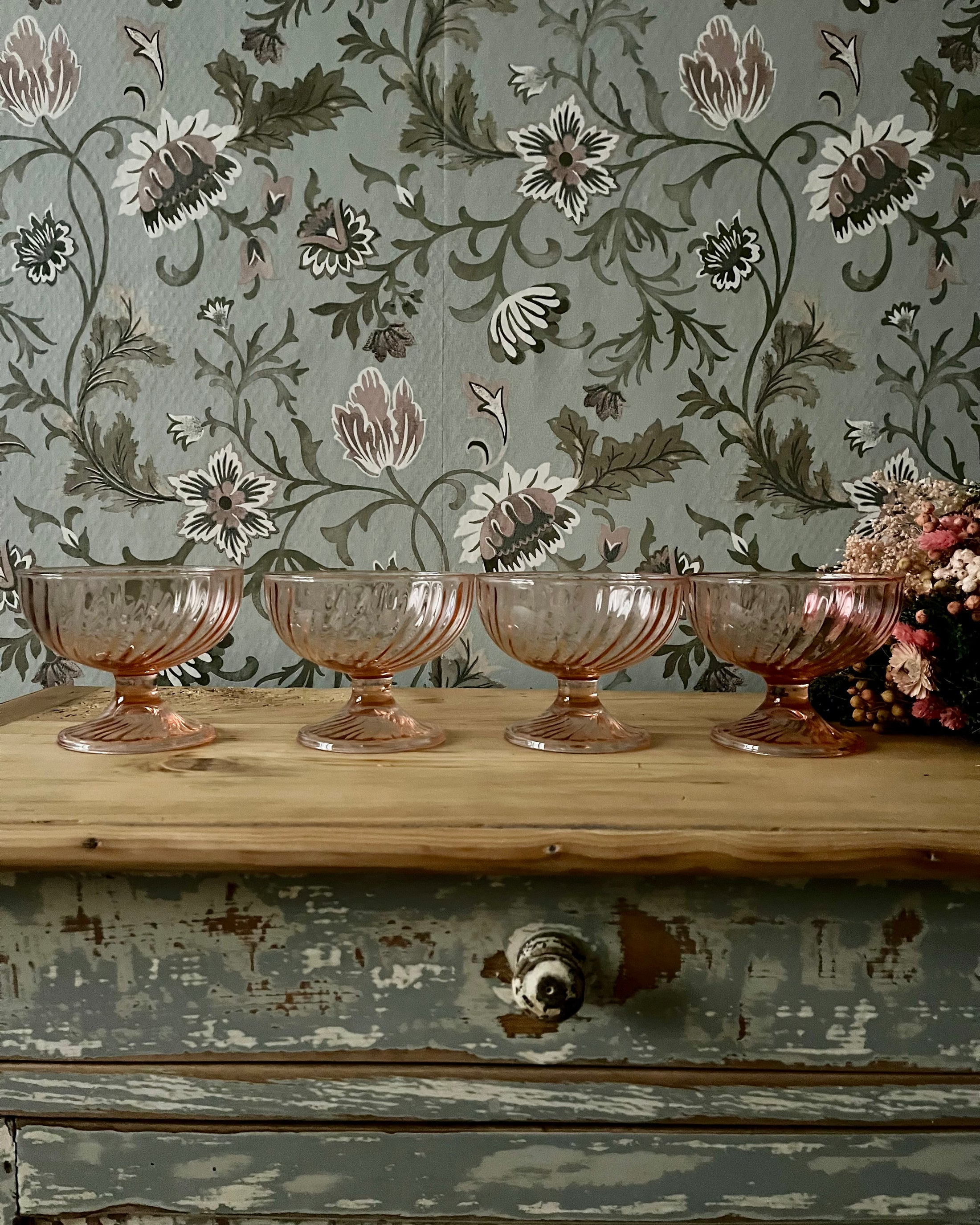 Série de 4 coupelles sur pied en verre