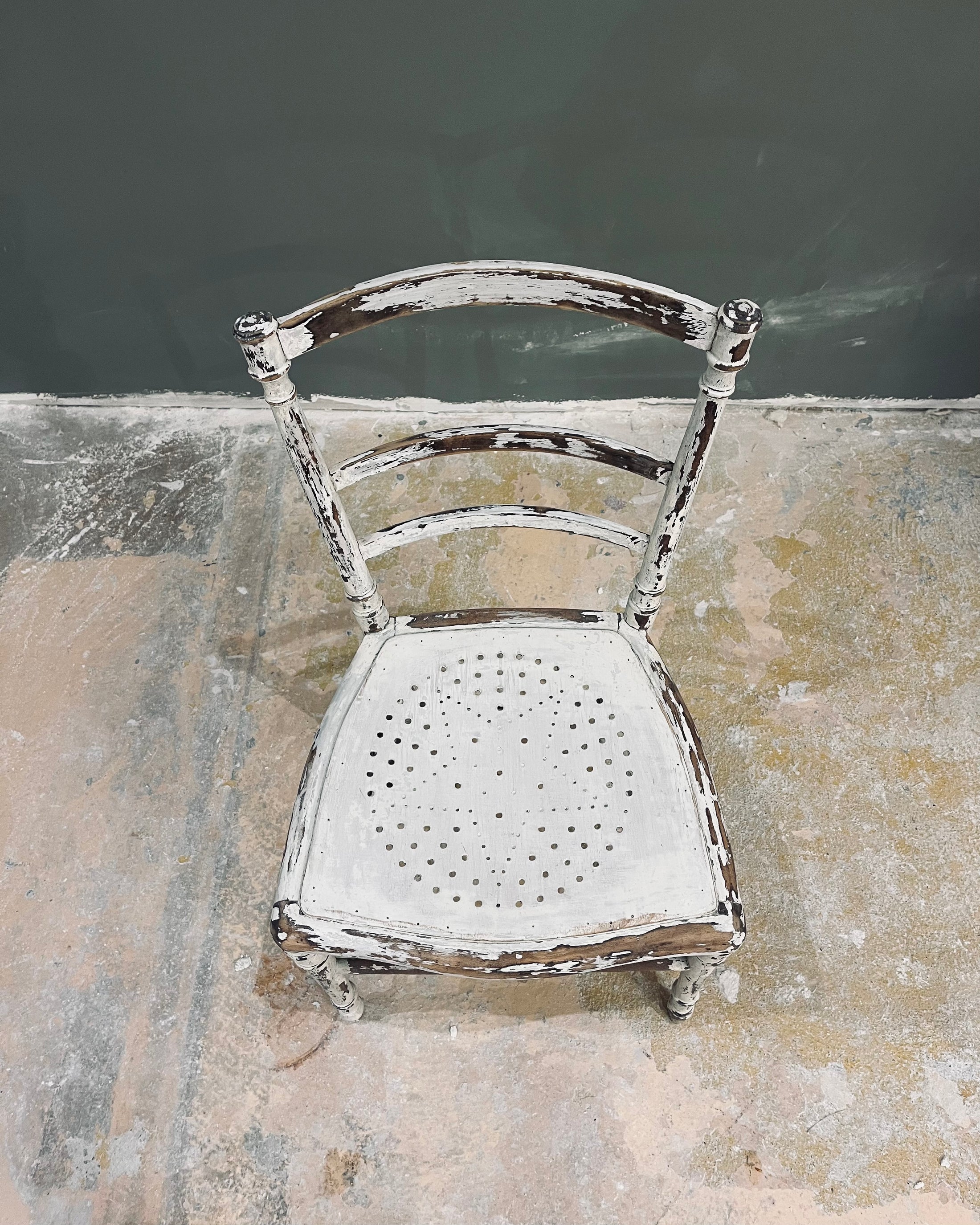 Chaise blanche patinée