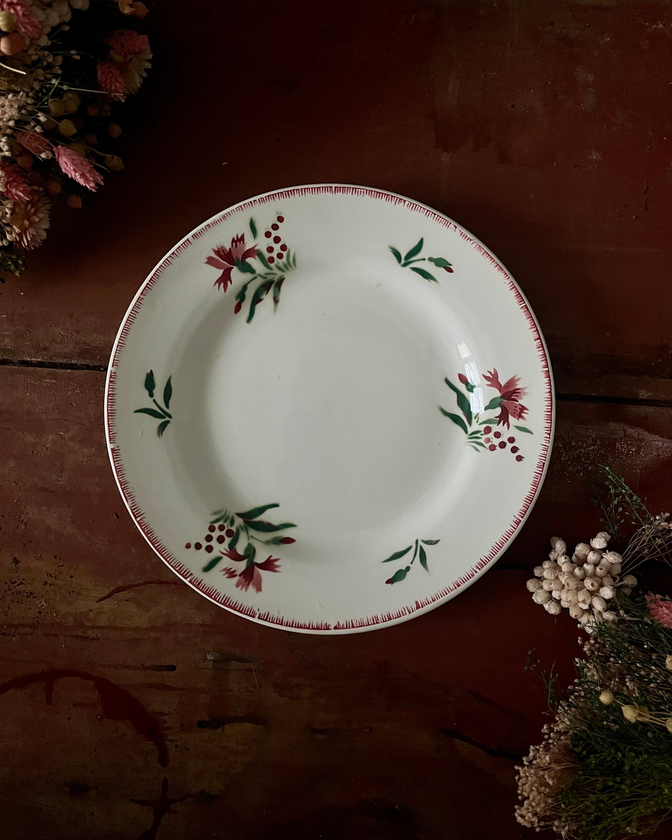Série de 9 assiettes plates terre de fer dépareillées