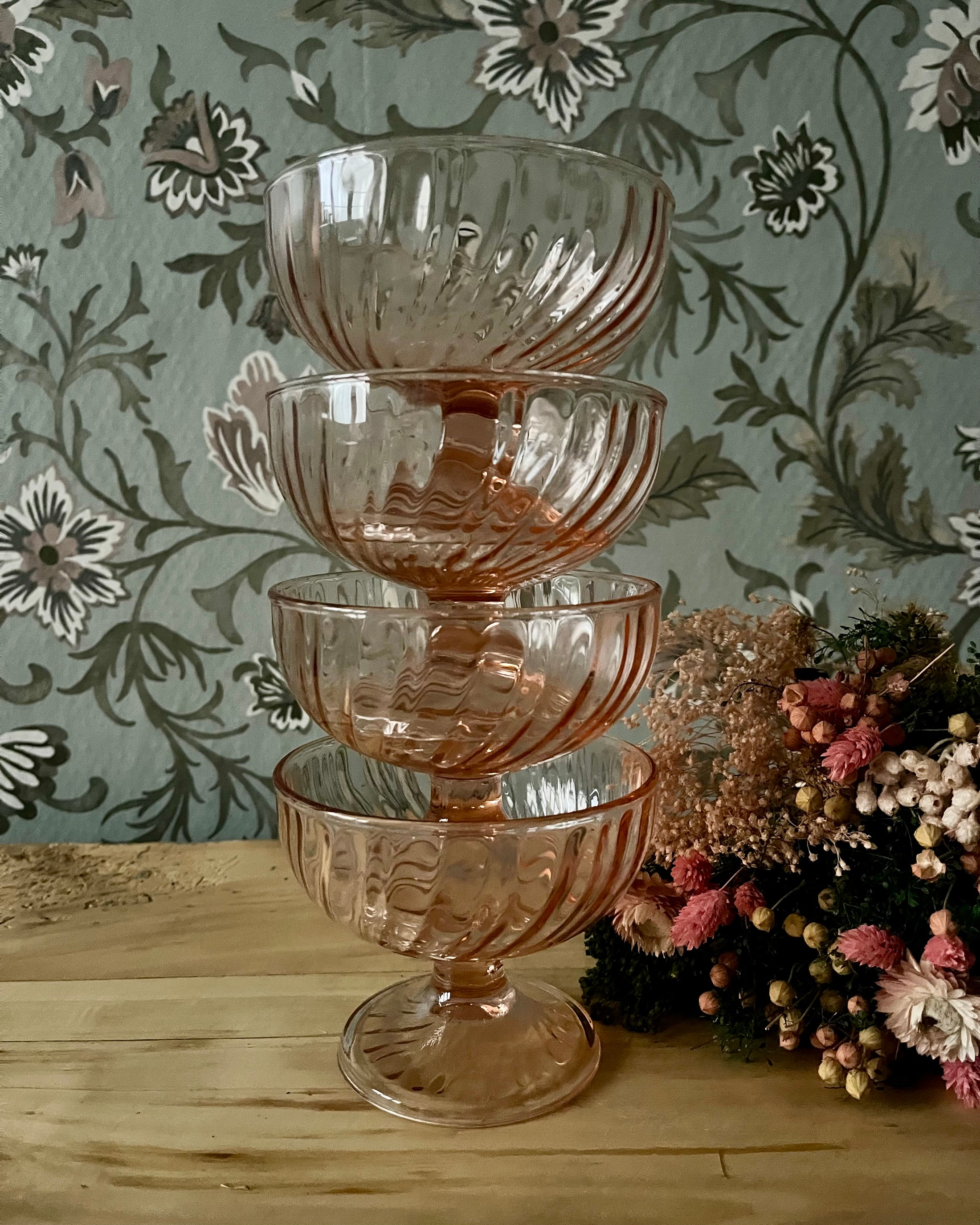 Série de 4 coupelles sur pied en verre