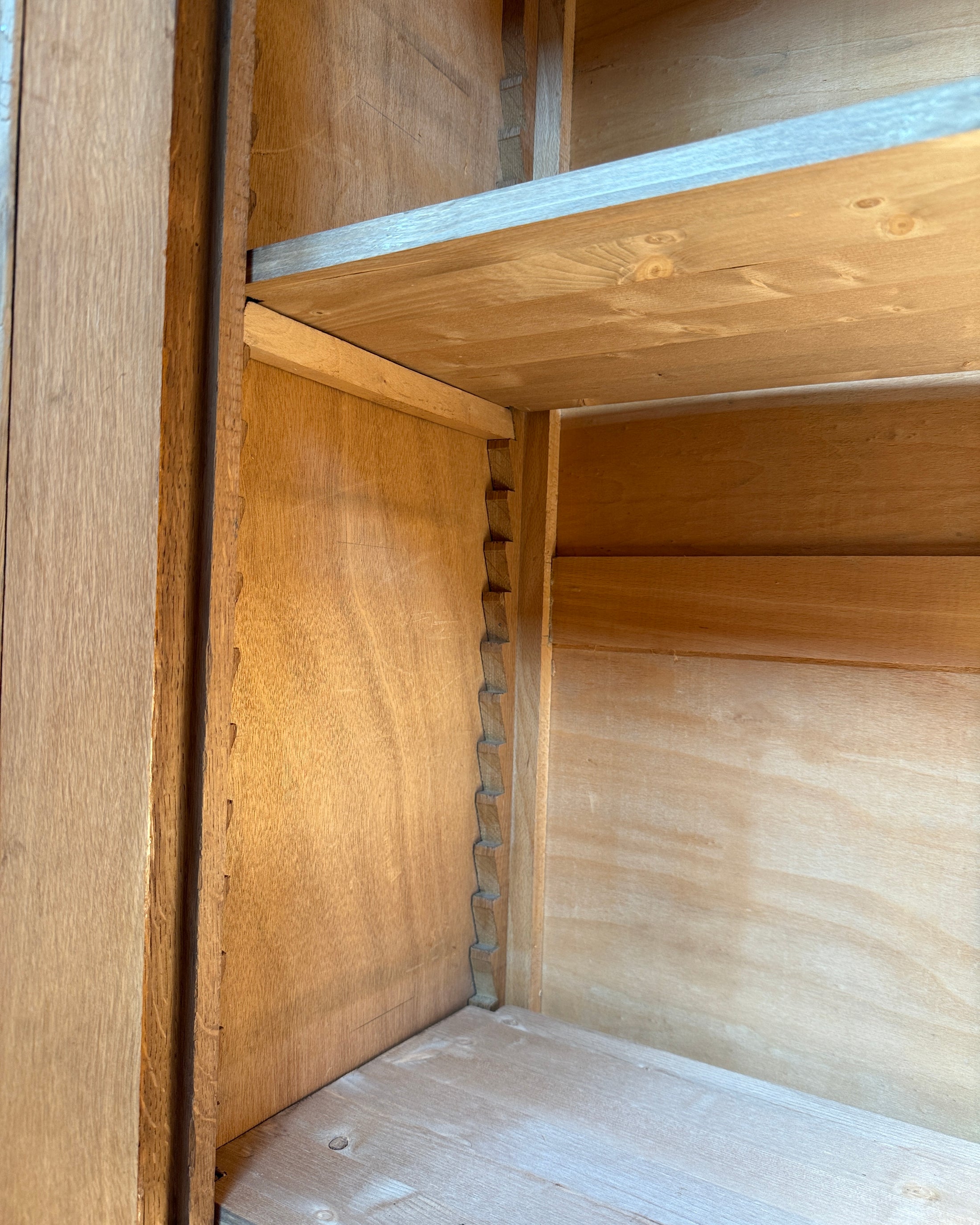 Grande armoire parisienne en chêne et toile de jute