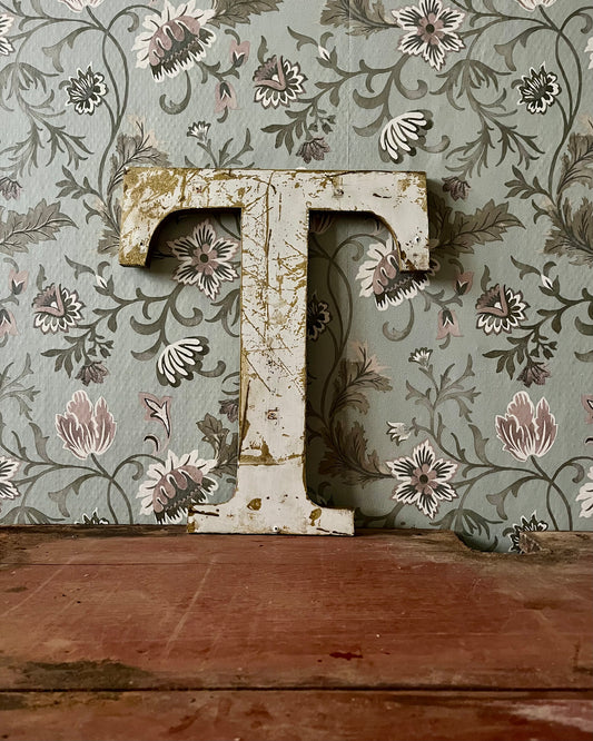 Lettre T d’enseigne en bois doré