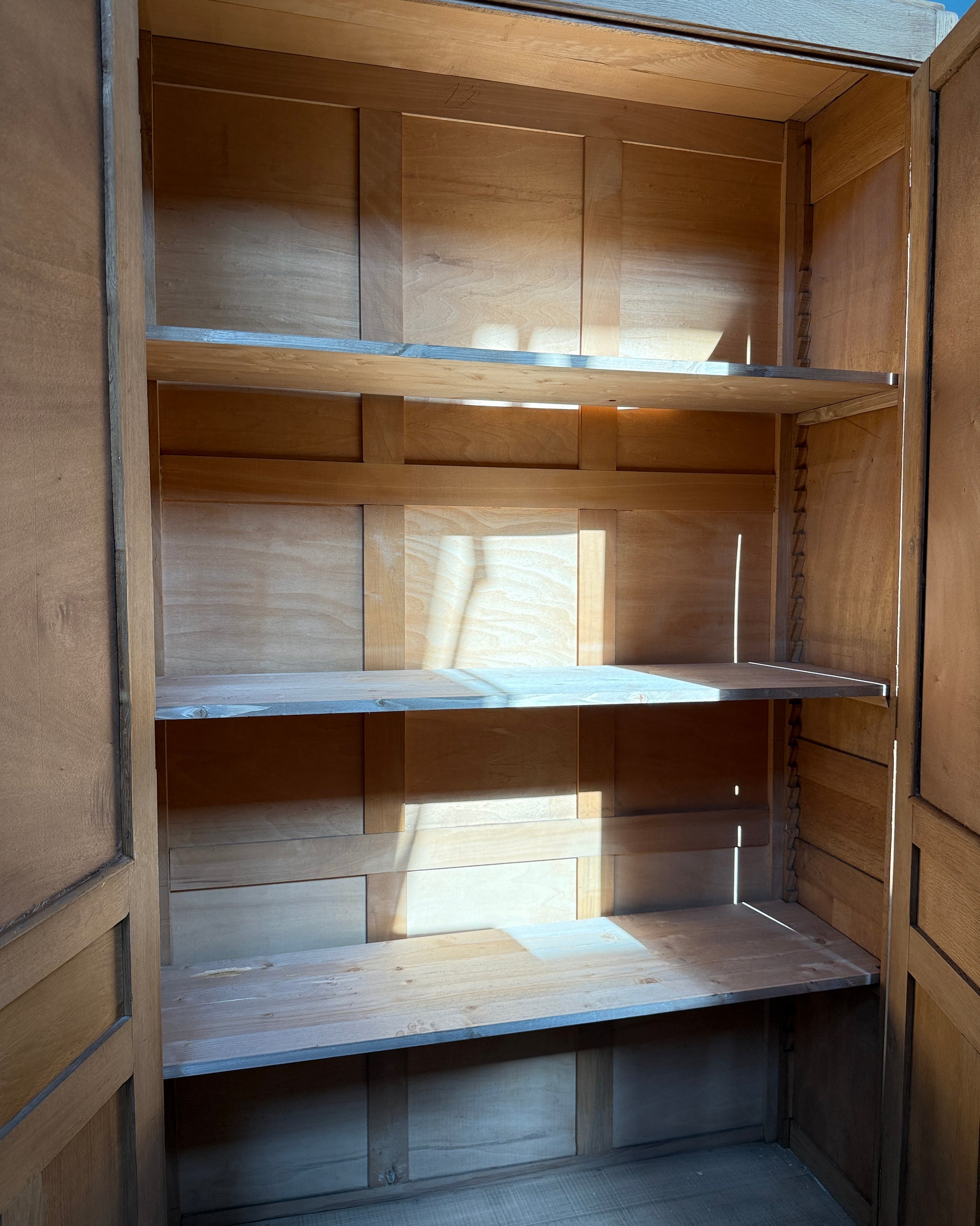 Grande armoire parisienne en chêne et toile de jute
