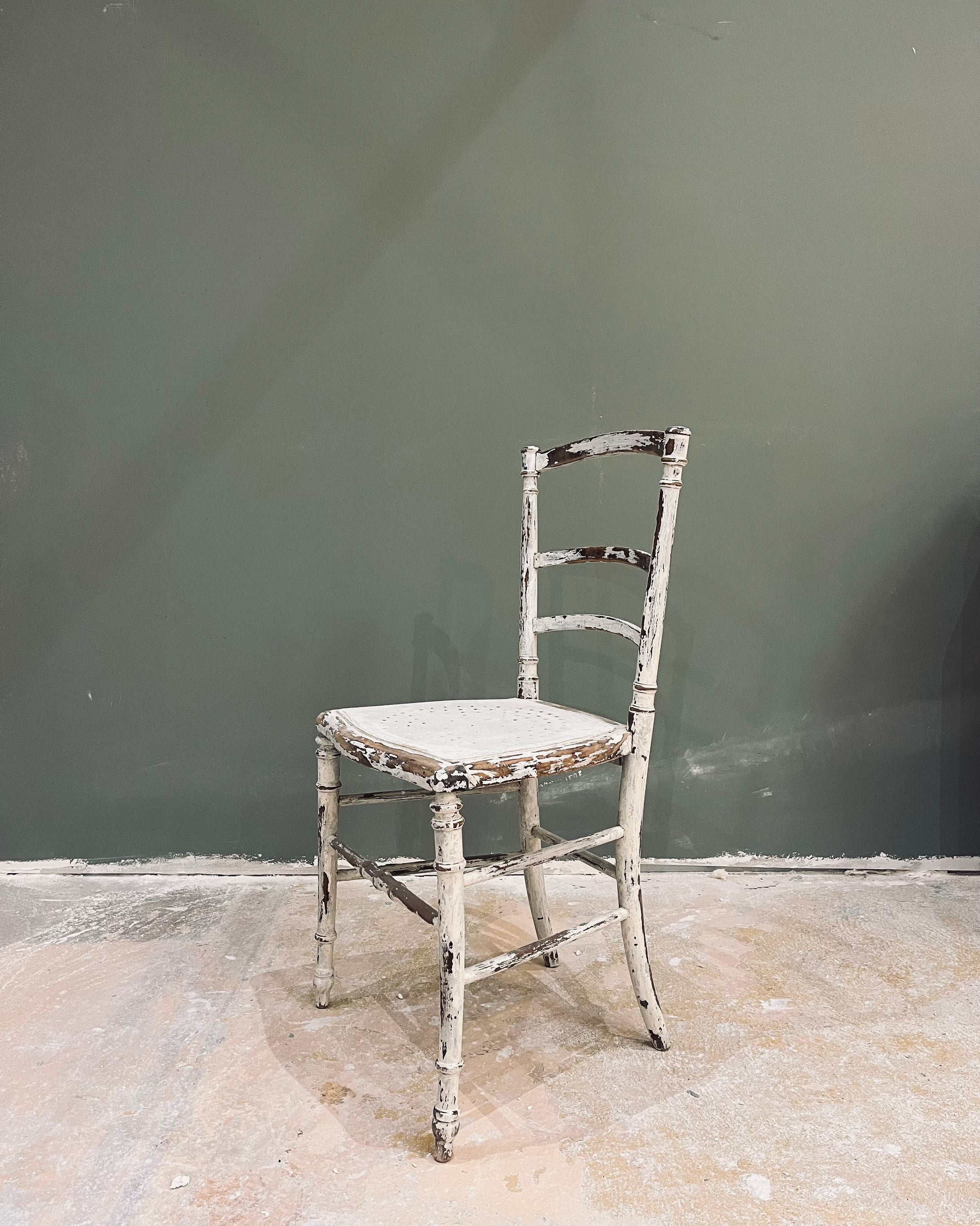 Chaise blanche patinée