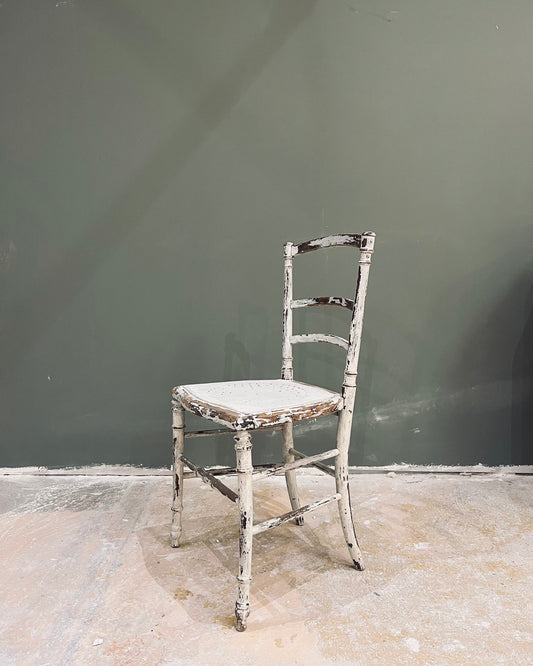 Chaise blanche patinée