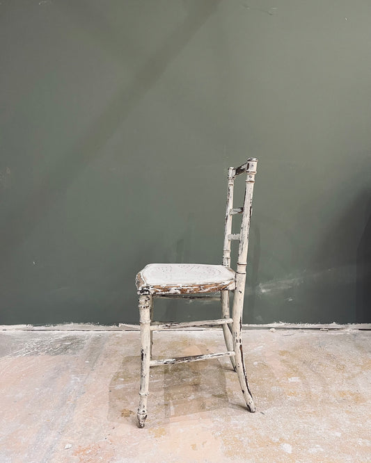 Chaise blanche patinée