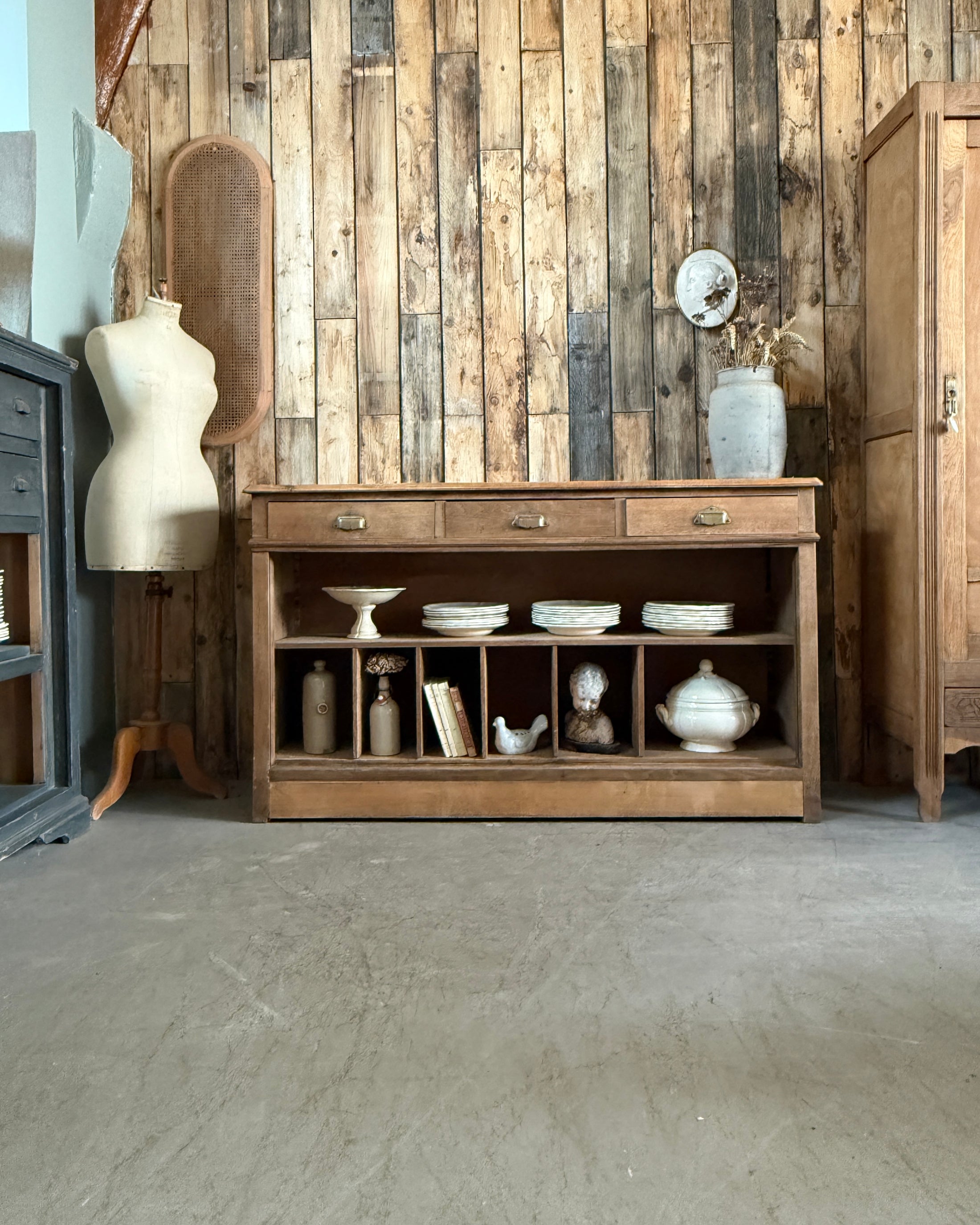 Ancien comptoir à tiroirs et casiers