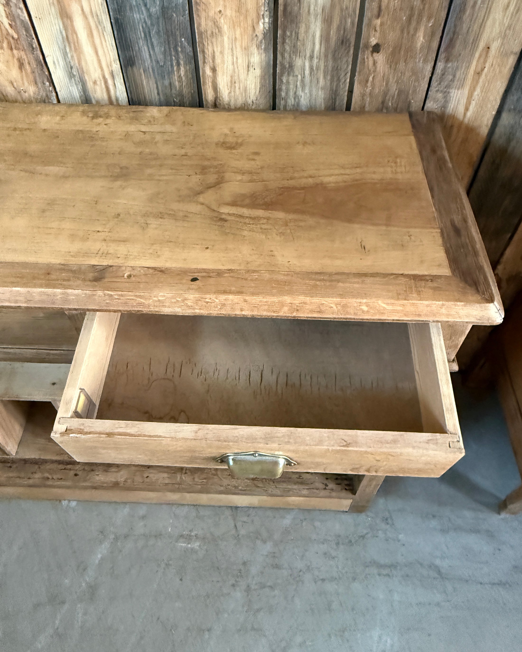 Ancien comptoir à tiroirs et casiers