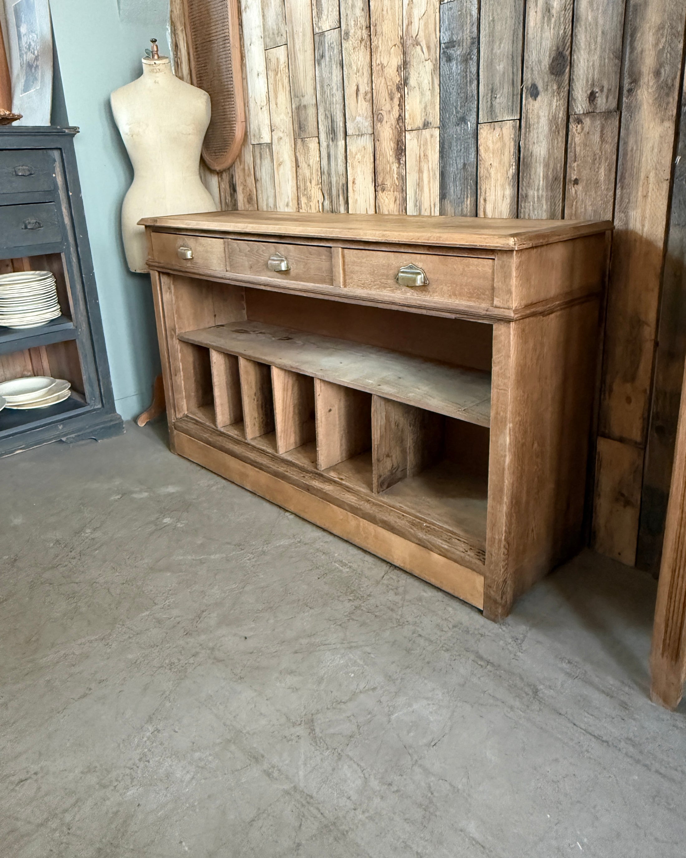 Ancien comptoir à tiroirs et casiers