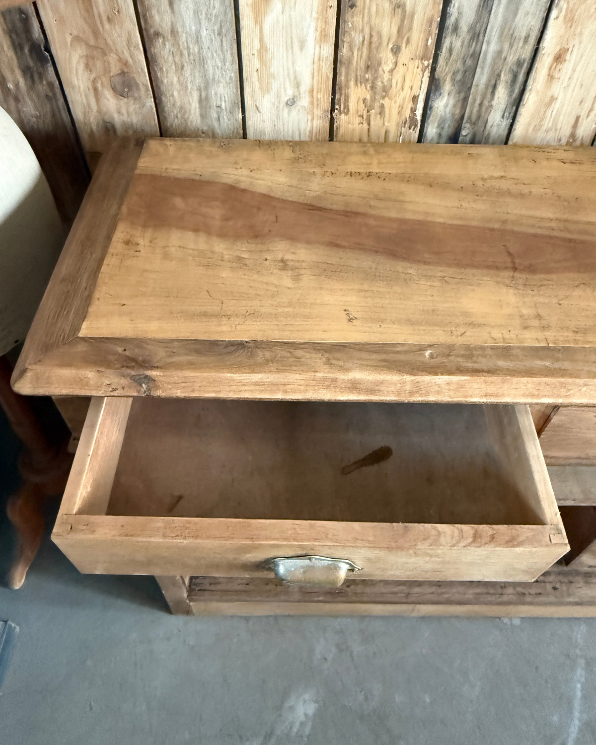 Ancien comptoir à tiroirs et casiers