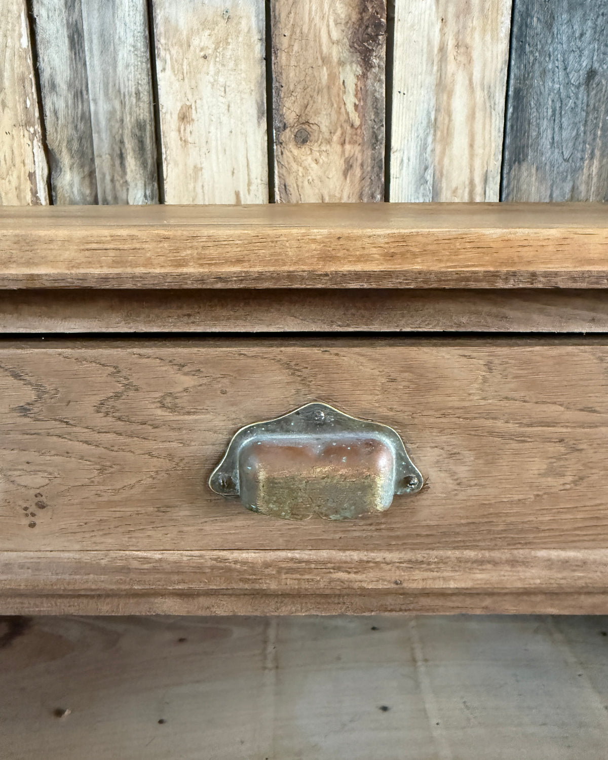 Ancien comptoir à tiroirs et casiers