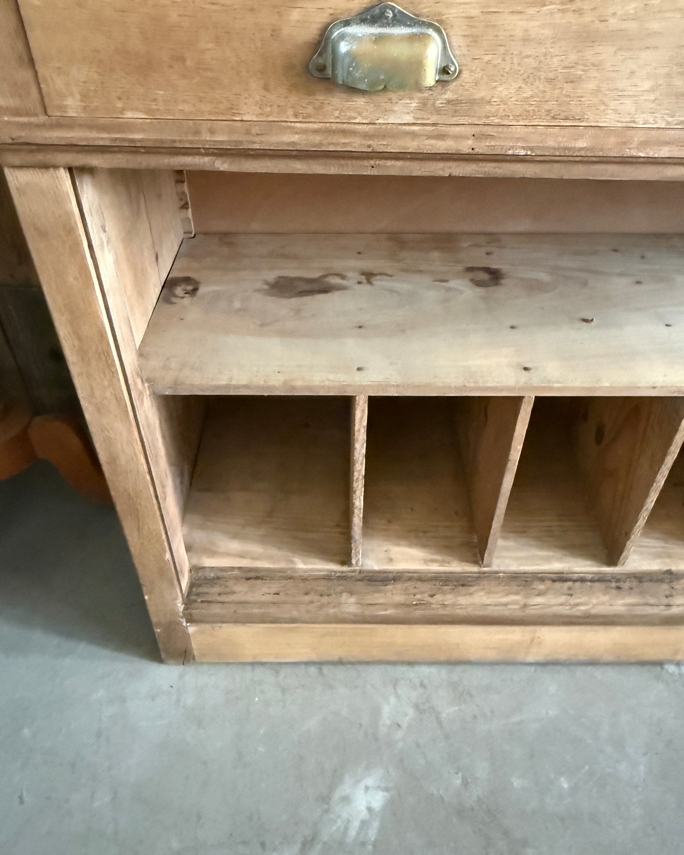 Ancien comptoir à tiroirs et casiers