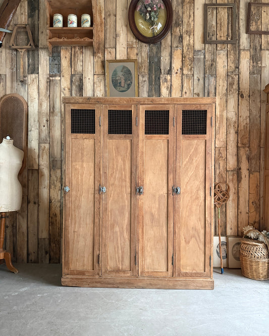 Ancien vestiaire d’atelier quatre portes