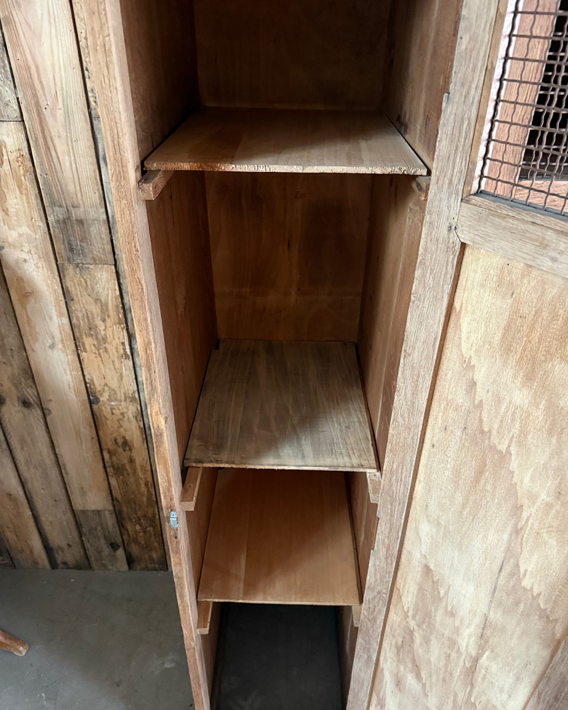 Ancien vestiaire d’atelier quatre portes