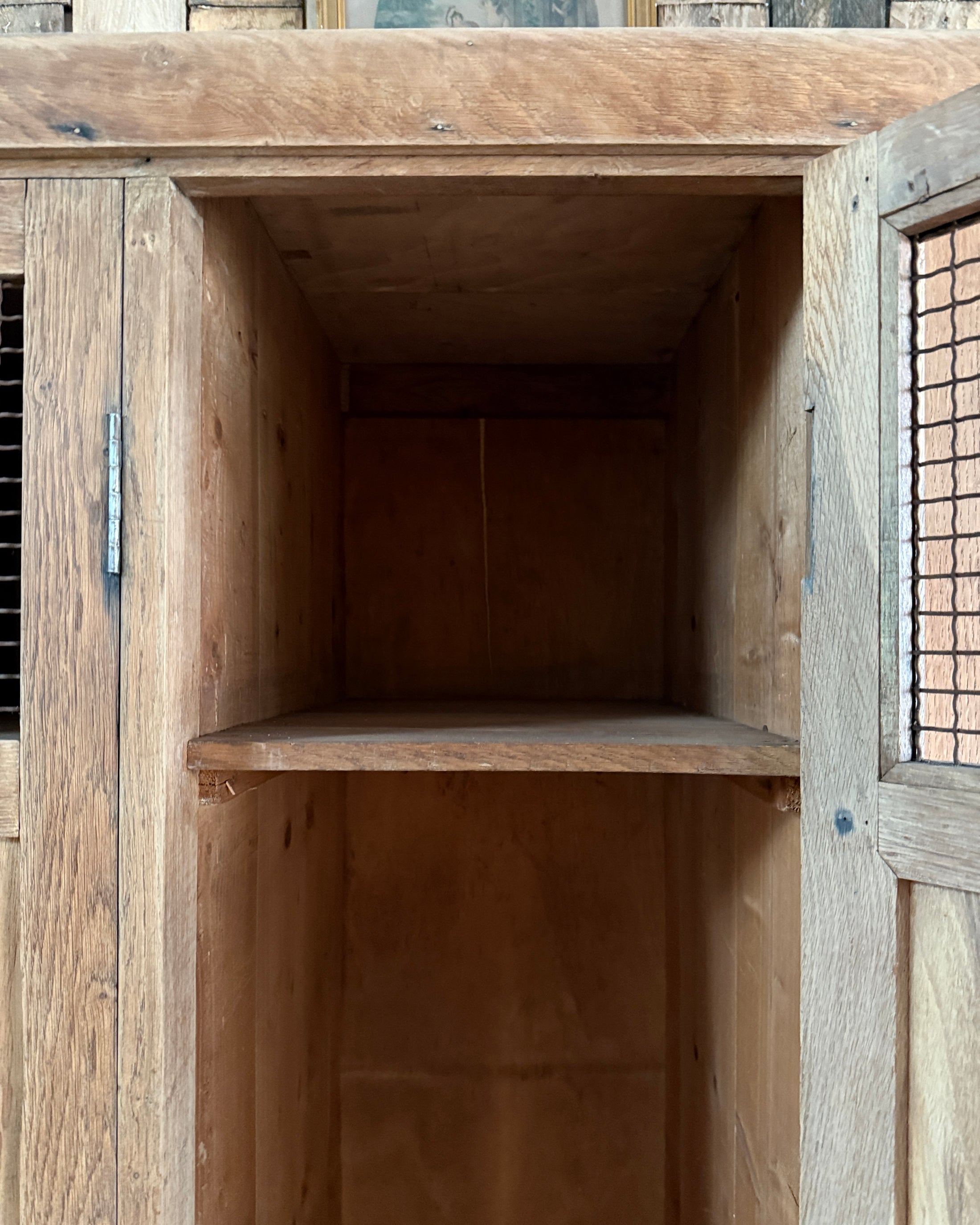 Ancien vestiaire d’atelier quatre portes