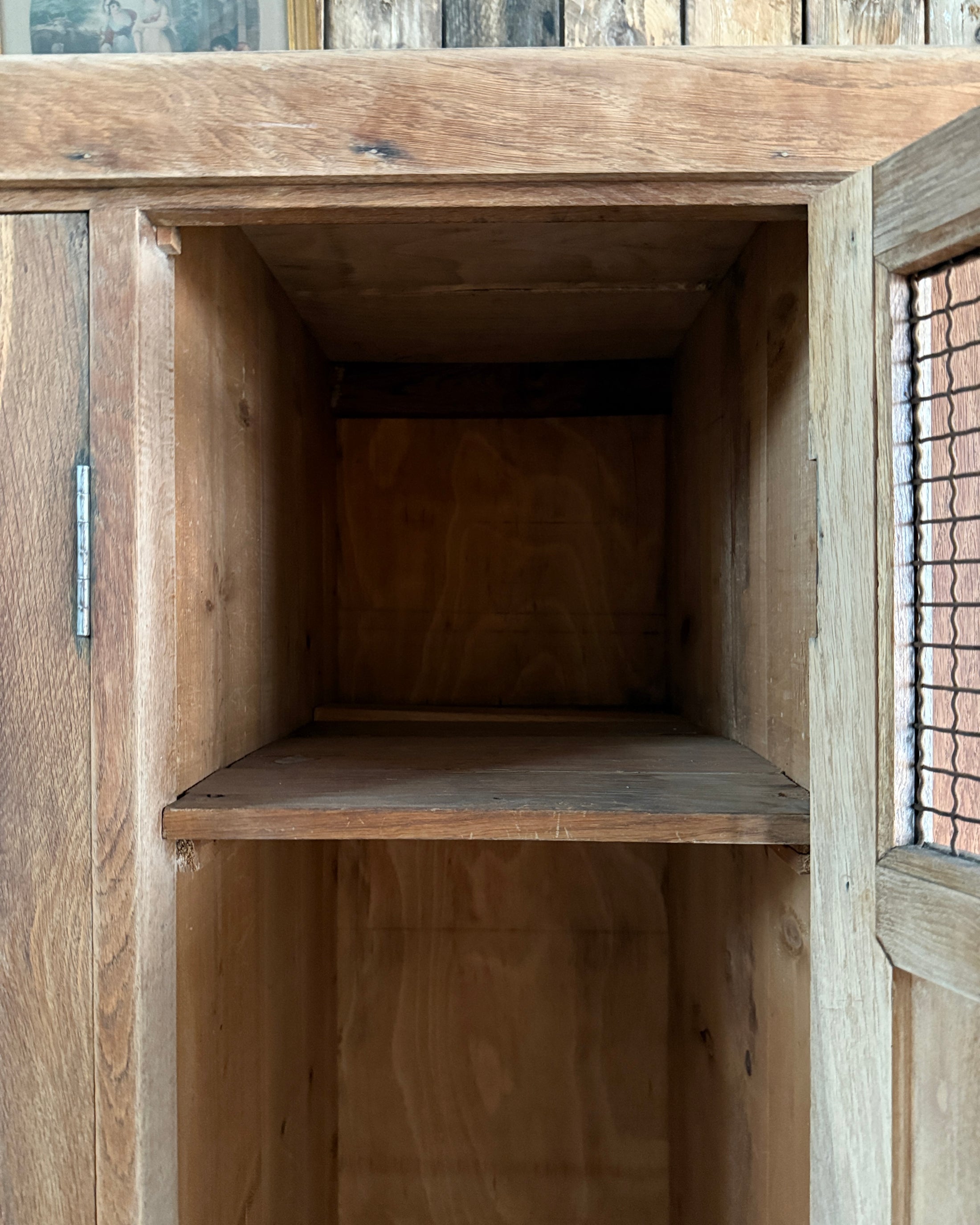 Ancien vestiaire d’atelier quatre portes