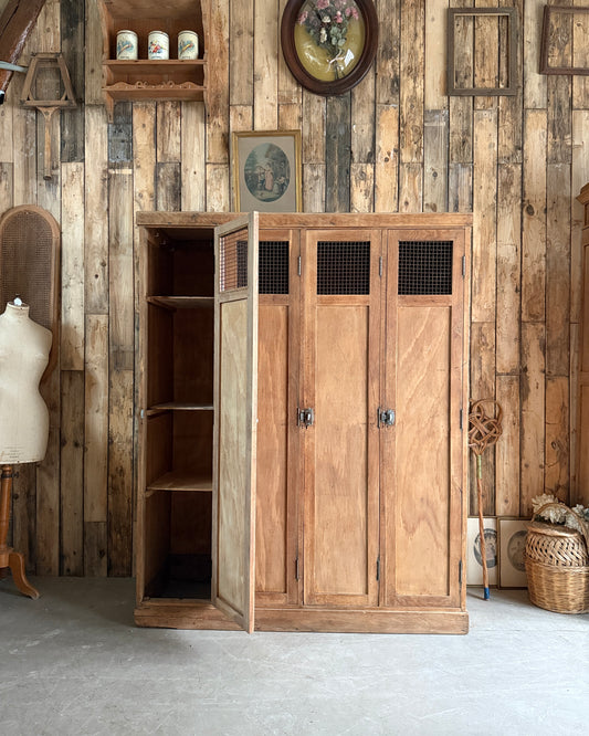 Ancien vestiaire d’atelier quatre portes