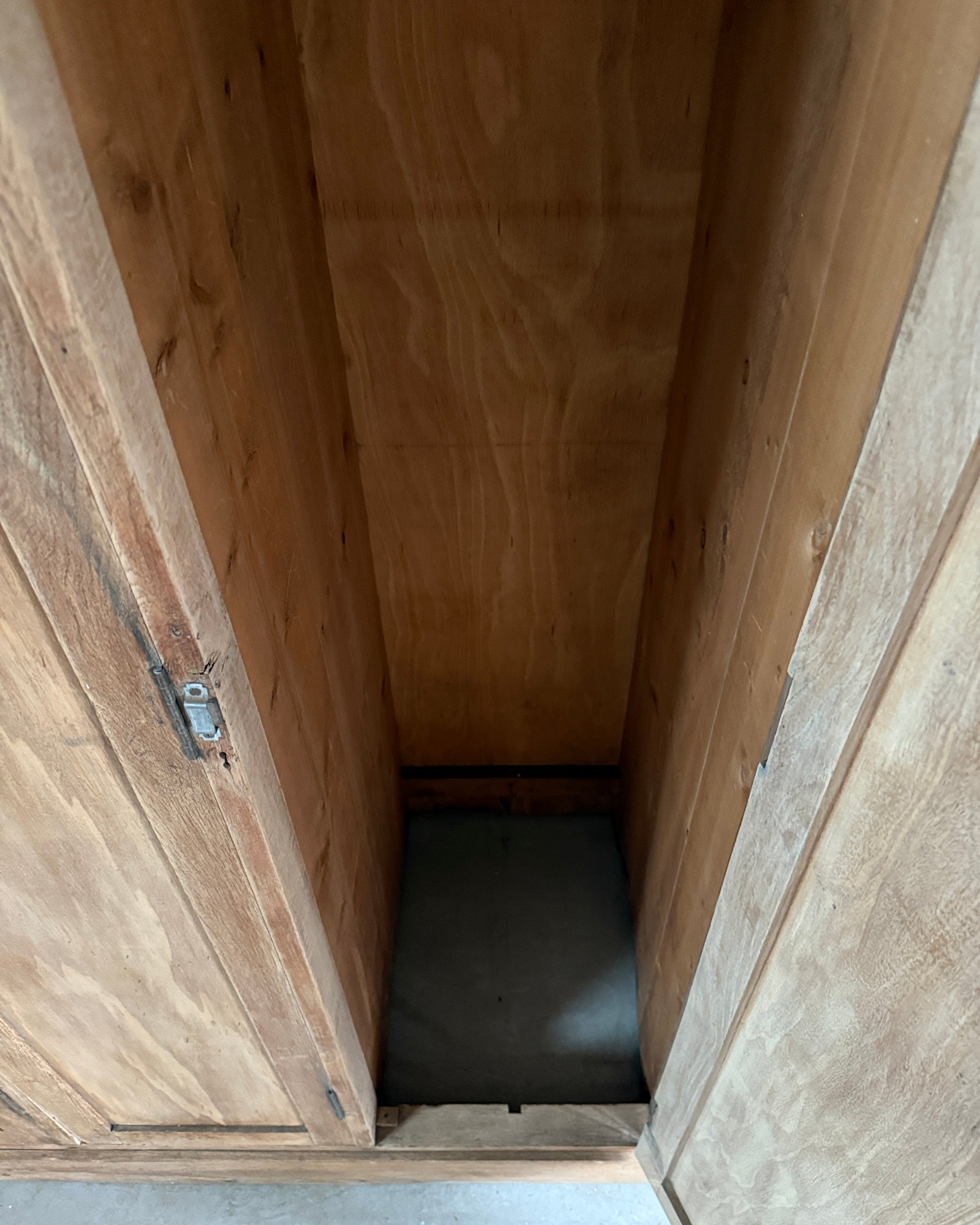 Ancien vestiaire d’atelier quatre portes