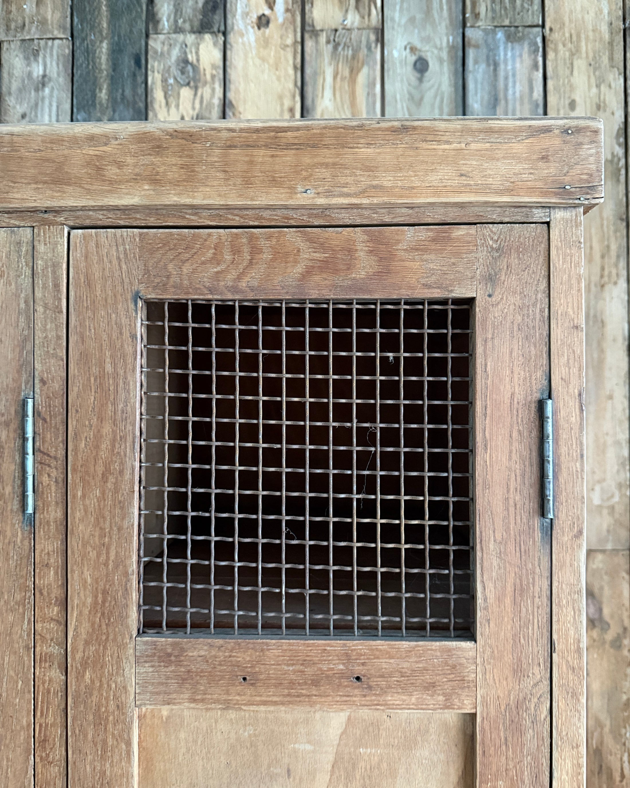 Ancien vestiaire d’atelier quatre portes