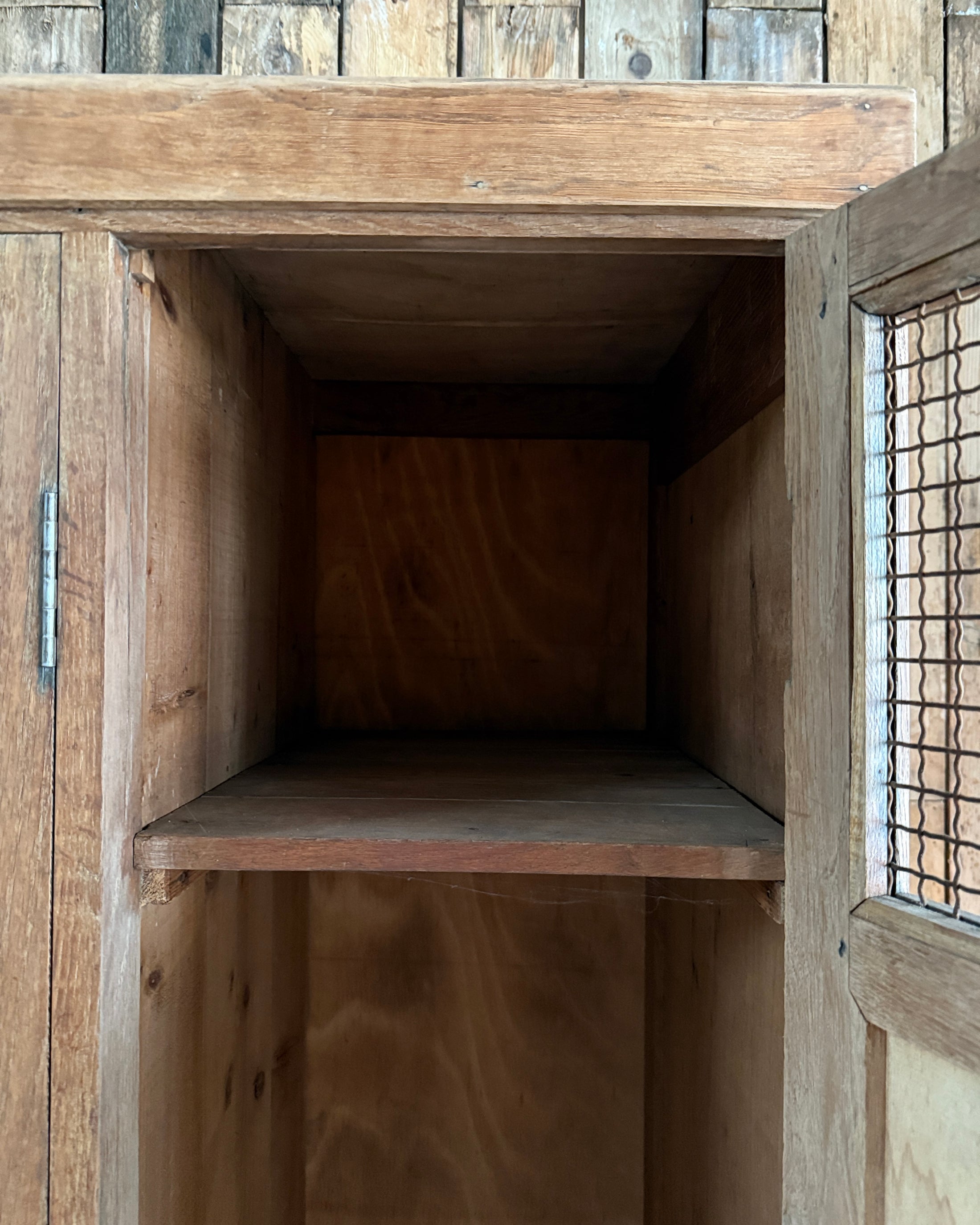 Ancien vestiaire d’atelier quatre portes