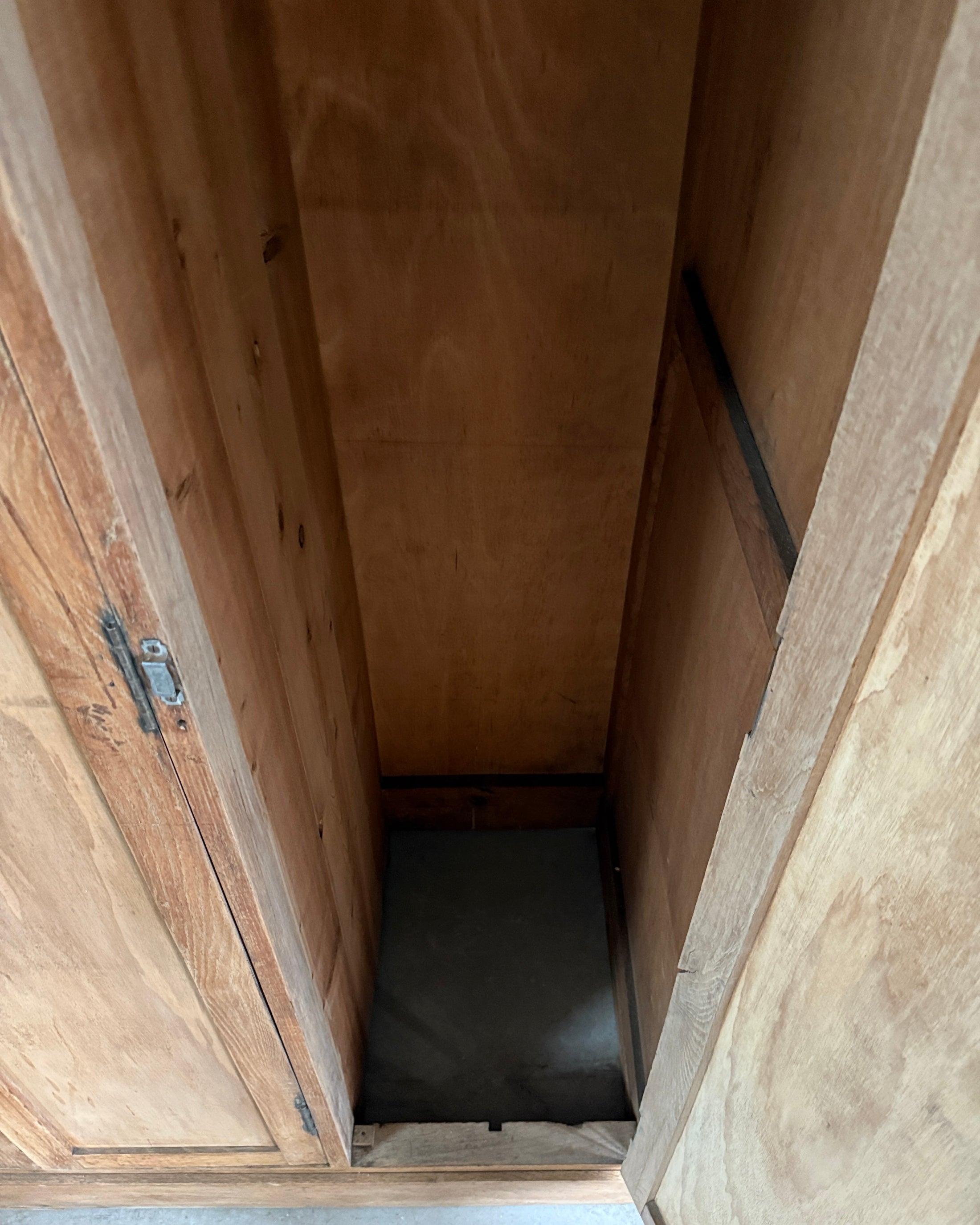 Ancien vestiaire d’atelier quatre portes