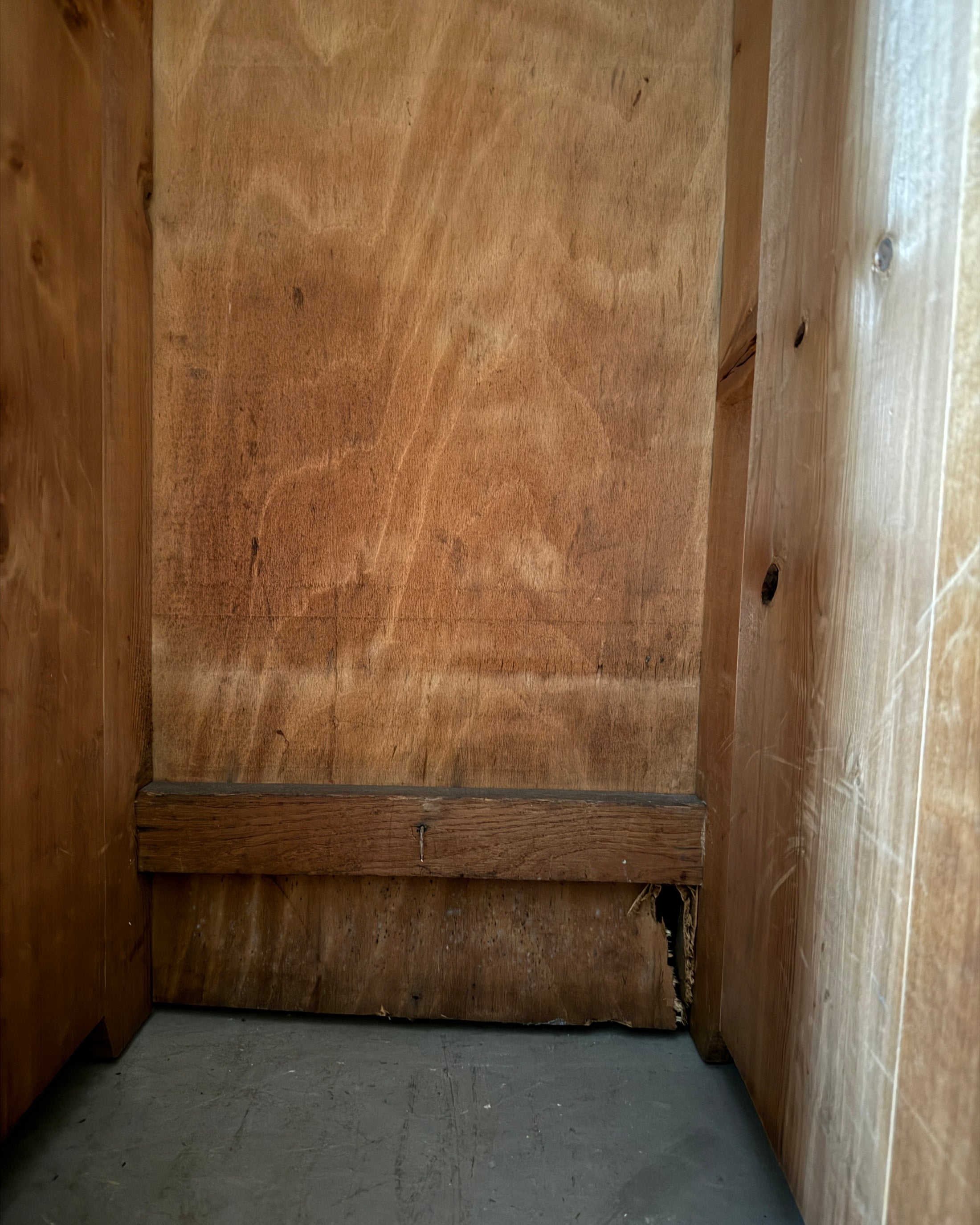 Ancien vestiaire d’atelier quatre portes