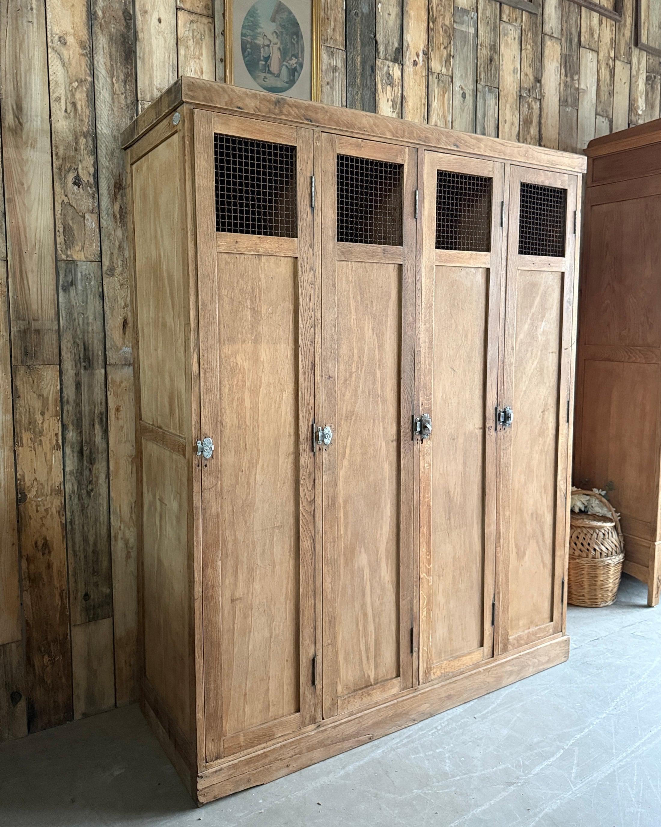 Ancien vestiaire d’atelier quatre portes