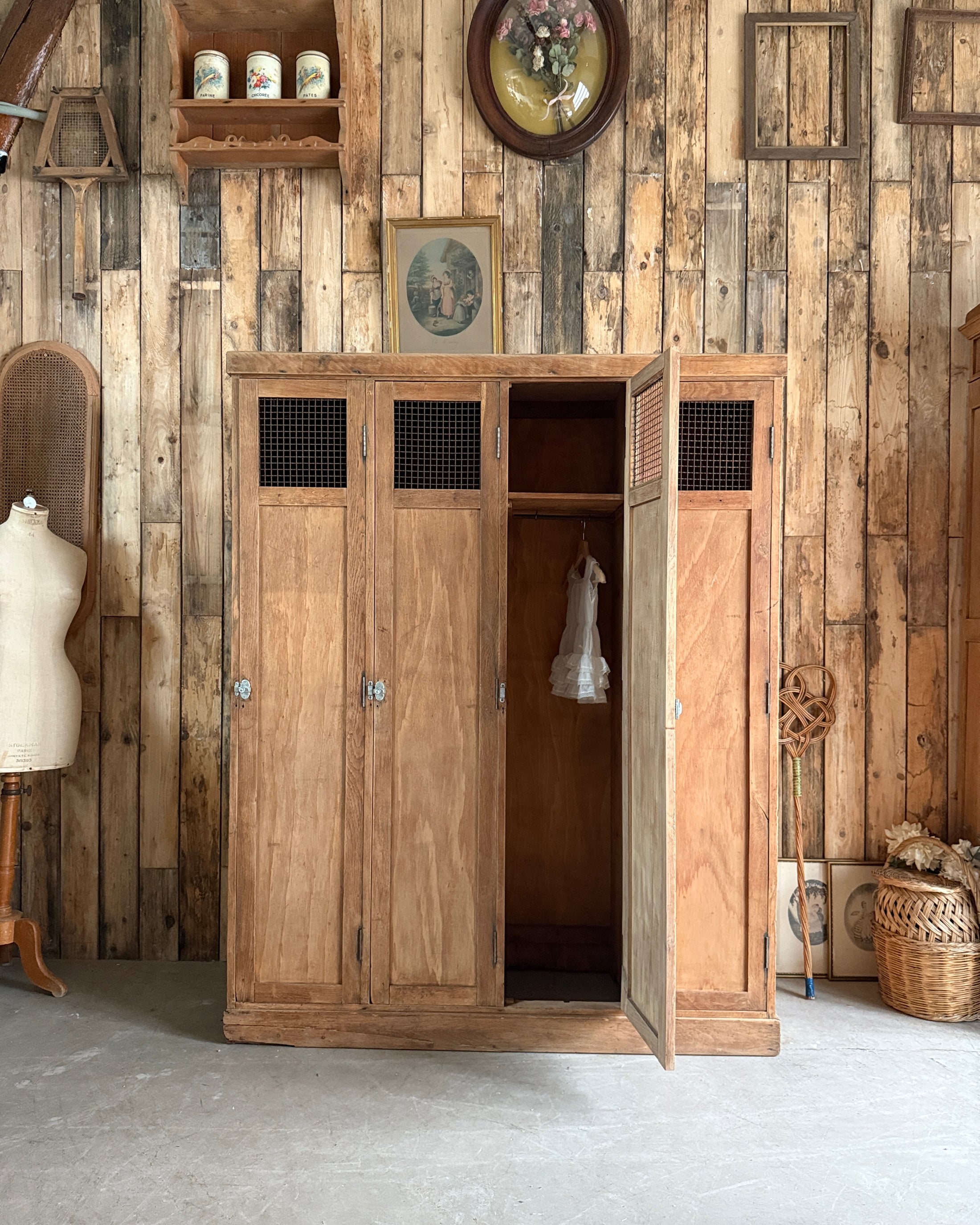Ancien vestiaire d’atelier quatre portes
