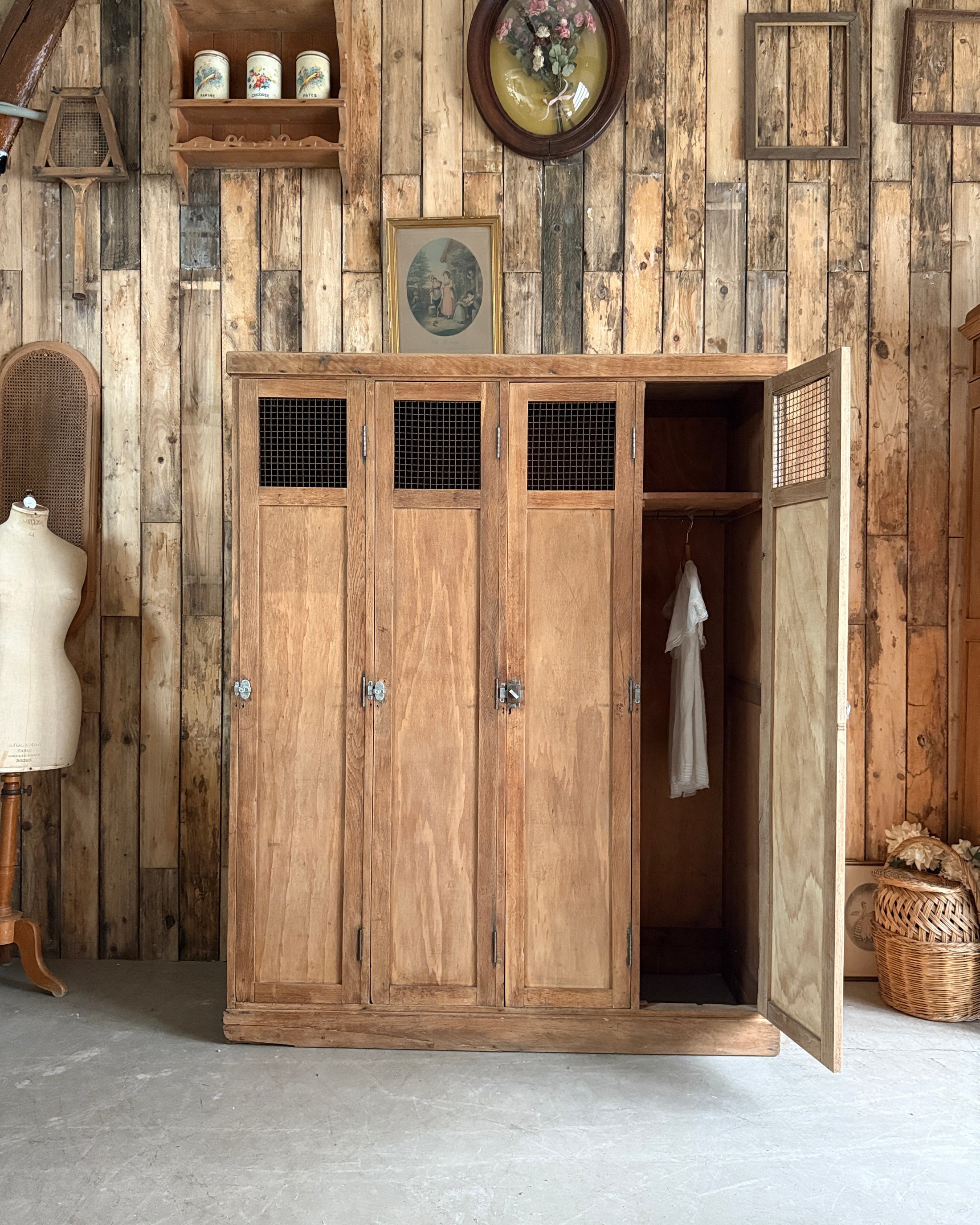 Ancien vestiaire d’atelier quatre portes