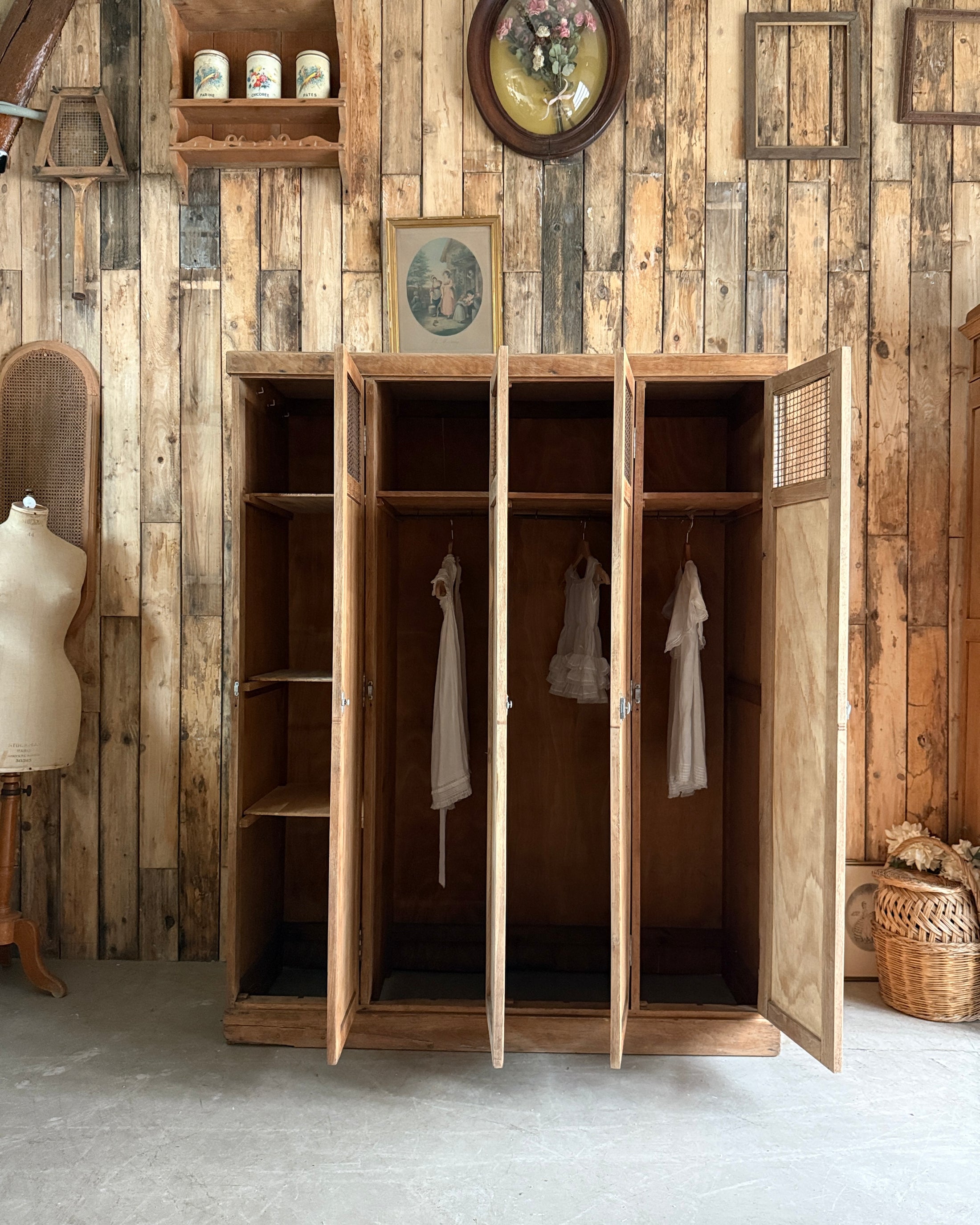 Ancien vestiaire d’atelier quatre portes