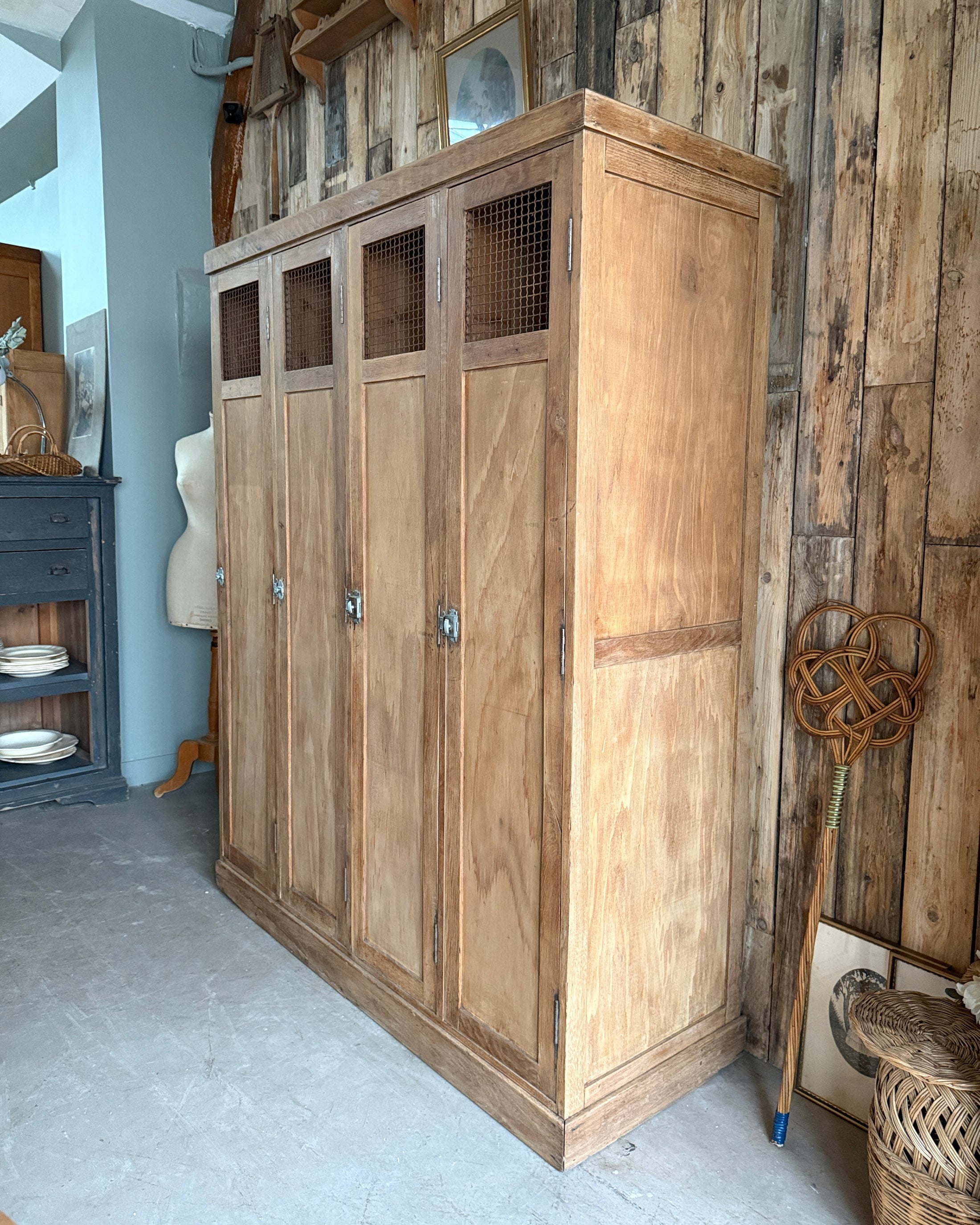 Ancien vestiaire d’atelier quatre portes