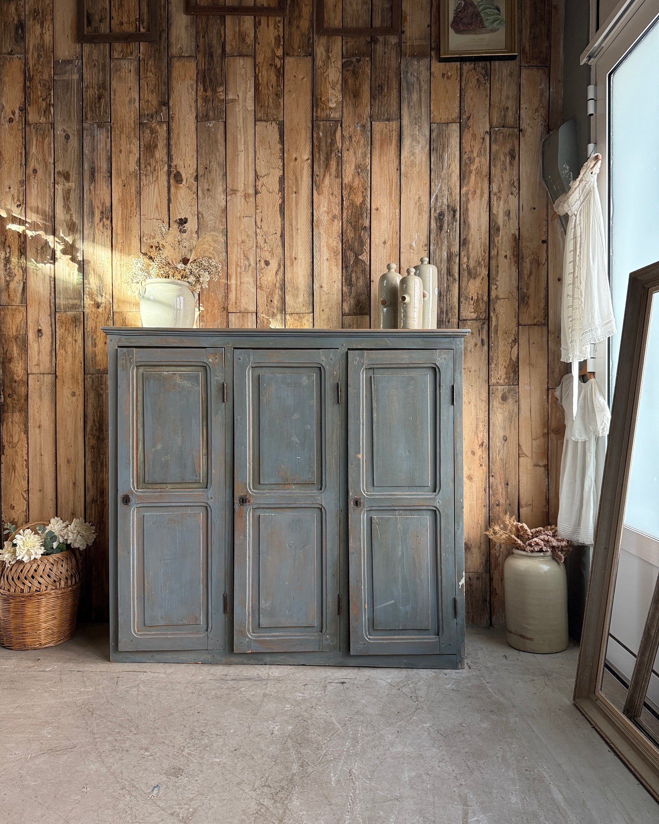 Ancienne armoire d’atelier trois portes patine grise