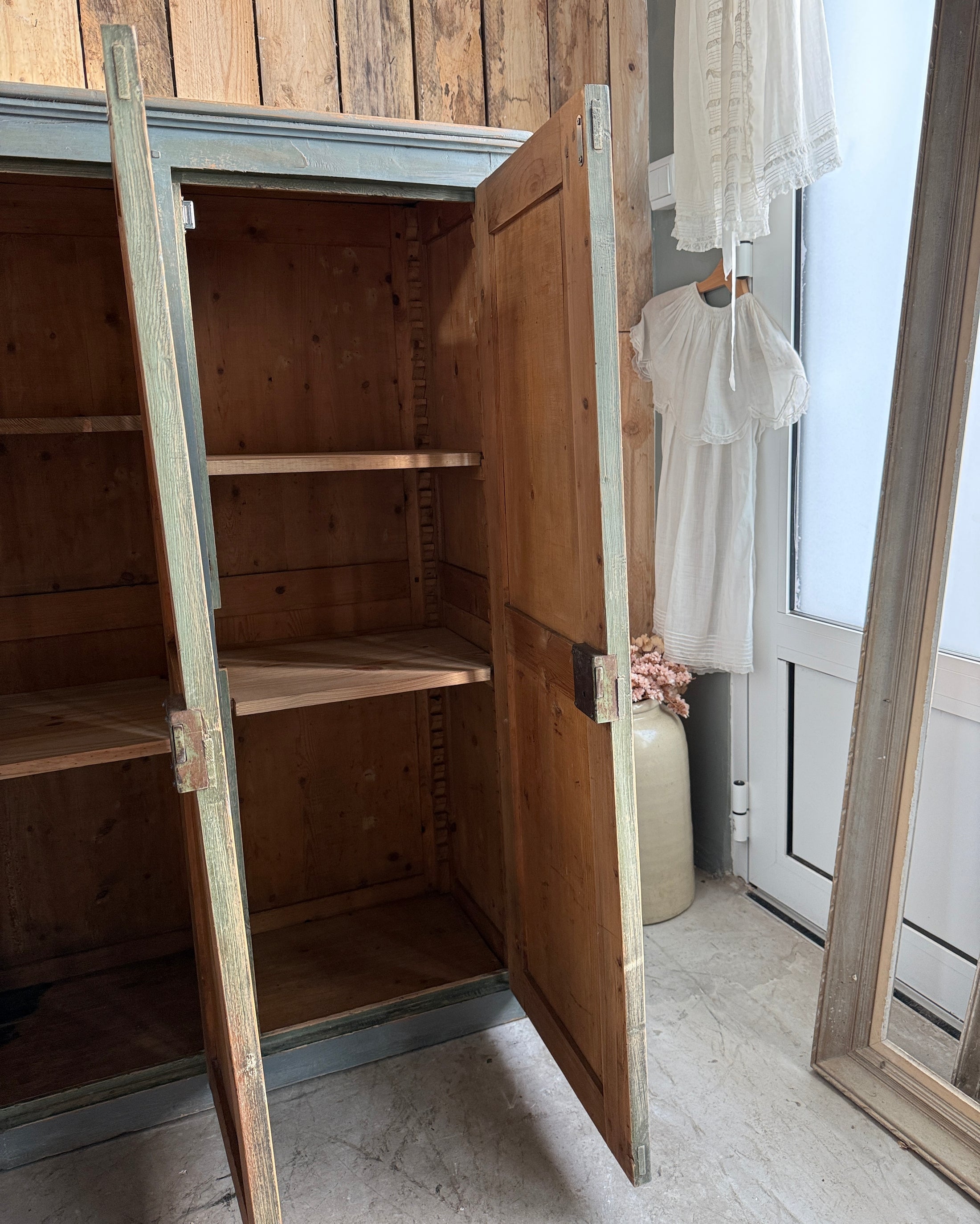 Ancienne armoire d’atelier trois portes patine grise